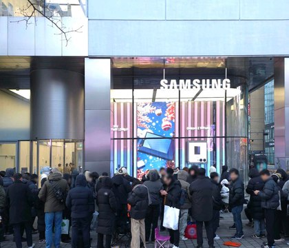 Первую партию трикладушек Samsung Galaxy Z TriFold в Корее раскупили за несколько минут Как сообщают СМИ первая партия складных смартфонов Samsung Galaxy Z TriFold поступившая в продажу в Южной Корее была раскуплена практически мгновенно В SamMobile подчеркивают что такой спрос удивляет учитывая высокую стоимость новинки а также тот факт что это продукт первого поколения в своей категории