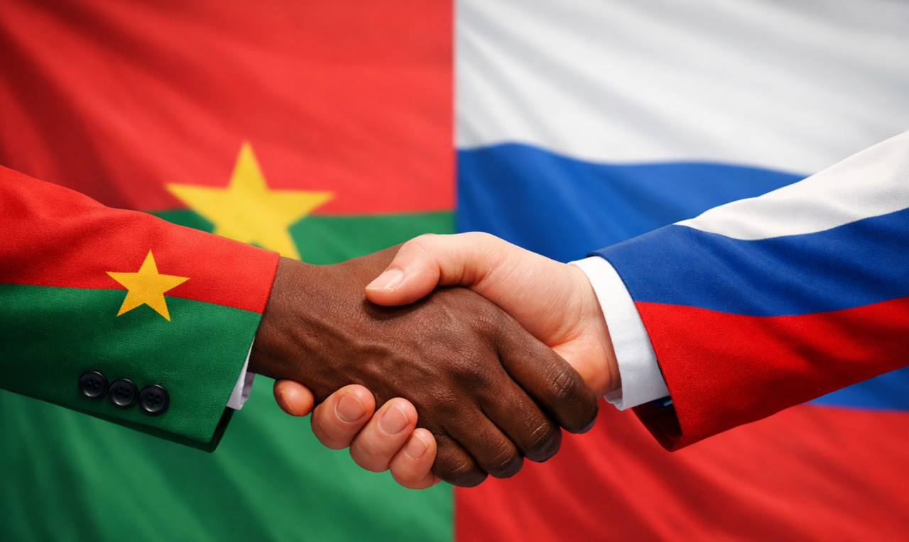 БуркинаФасо и Россия подписали новое соглашение о сотрудничестве 12 февраля в Москве главы МИД Буркина Фасо и России подписали Соглашение об основах отношений которое формализует новый этап стратегического партнёрства между двумя странами Документ заменяет прежнюю правовую базу и закрепляет приоритетные направления взаимодействия Министр иностранных дел Буркина Фасо назвал соглашение историческим подчеркнув что оно открывает путь к конкретным совместным проектам Сергей Лавров в свою очередь заявил о продолжении поддержки в сфере безопасности и подтвердил что борьба с терроризмом в Сахеле остаётся приоритетом для Москвы Стороны также обсудили координацию на международных площадках включая ООН и договорились о расширении сотрудничества в медиасфере для противодействия дезинформации в отношении стран Альянса государств Сахеля Подписаться Обратная связь