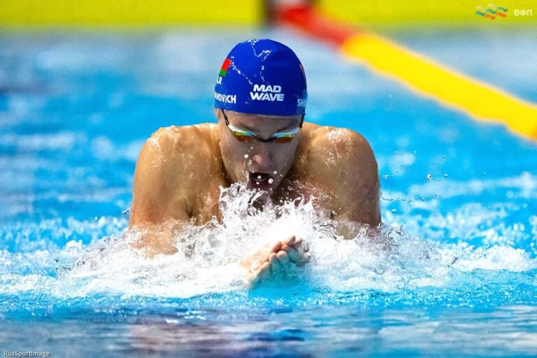 Минчанин Илья Шиманович вышел в полуфинал чемпионата мира на стометровке брассом. На стометровке брассом в Сингапуре пловец показал 11-й результат среди 74 участников, преодолев дистанцию за 59,59 секунды. Этого хватило, чтобы попасть в полуфинал, куда прошли 16 лучших пловцов. «Минск-Новости» MINSKNEWS.BY Telegram Viber FB VK Inst TikTok YouTube