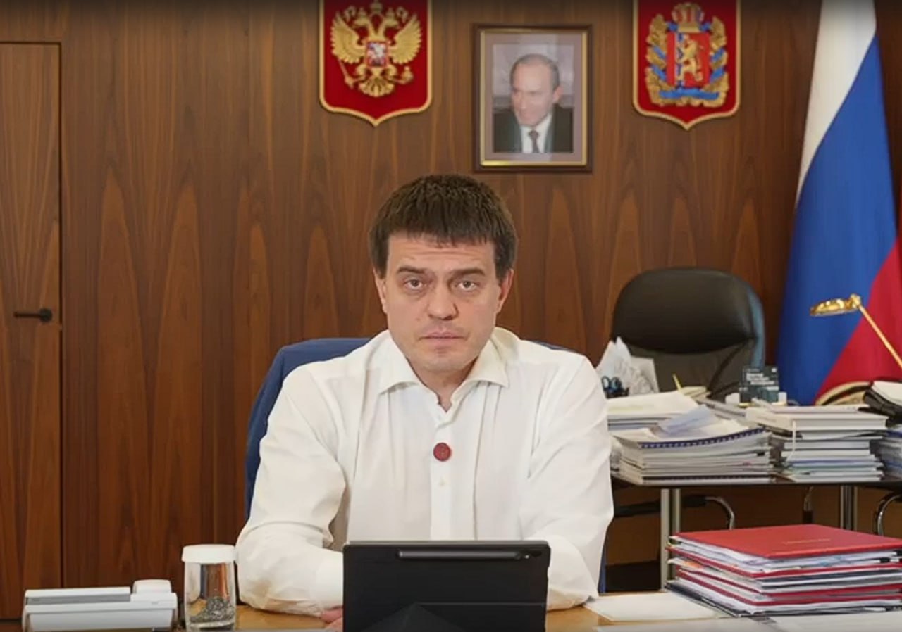 Сегодня губернатор Красноярского края Михаил Котюков провёл прямой эфир в социальных сетях живой открытый и насыщенный Поступило почти 900 обращений Самые частые темы благоустройство дороги ЖКХ образование и муниципальная реформа Все вопросы уже переданы в работу в министерства и округа И что особенно важно предложения прозвучавшие в эфире будут учтены при формировании бюджета края Депутаты и члены правительства уже приступили к этой работе Проект бюджета на 2026 2028 годы будет внесён в Законодательное Собрание не позднее 15 октября Уже сейчас ясно новый бюджет будет социально ориентированным Особое внимание уделяется поддержке семей с детьми и участников СВО Примерно треть всех расходов на 2026 год будут направлены на поддержку муниципальных образований на дороги ЖКХ социальные объекты В этом году будут приведены в порядок 200 км краевых дорог и 260 км дорог местного значения До 2028 года планируется ввести 120 важнейших объектов школы детские сады больницы поликлиники спортивные и досуговые центры Ещё несколько важных решений Почти 1000 новых бюджетных мест появятся в техникумах и колледжах Губернатор заявил о возможности двукратного увеличения именных стипендий для одаренных студентов Метротрамвай могут продлить до спальных районов Красноярска Ограничения мобильного интернета это мера безопасности Операторы связи уже работают над тем чтобы в периоды ограничений оставались доступны ключевые сервисы и сайты Вопросы которые требуют законодательных решений уже в фокусе нашей работы