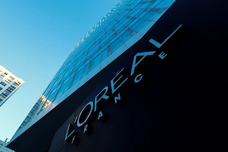 Российское подразделение L Oreal подало иск к Центральному таможенному управлению на 895 8 млн рублей Компания не раскрывает суть претензий Возможными причинами спора могут быть 1 Таможенные пошлины В апреле 2025 года изменились условия взимания пошлин на ввоз косметики Ранее у других импортеров возникали конфликты из за применения повышенных ставок 2 Лицензионные платежи По версии эксперта спор может быть связан с тем что импортер не включил лицензионные платежи в таможенную стоимость товара Похожий случай был у H M которая в 2021 году выплатила в бюджет 3 млрд руб Эксперт предполагает что L Oreal скорее всего уже выплатила требуемую сумму но теперь оспаривает ее в суде чтобы вернуть деньги По подобным делам судебная практика часто складывается не в пользу таможни L Oreal продолжает работу в России частично локализовав производство В 2024 году компания показала прибыль в 8 7 млрд руб