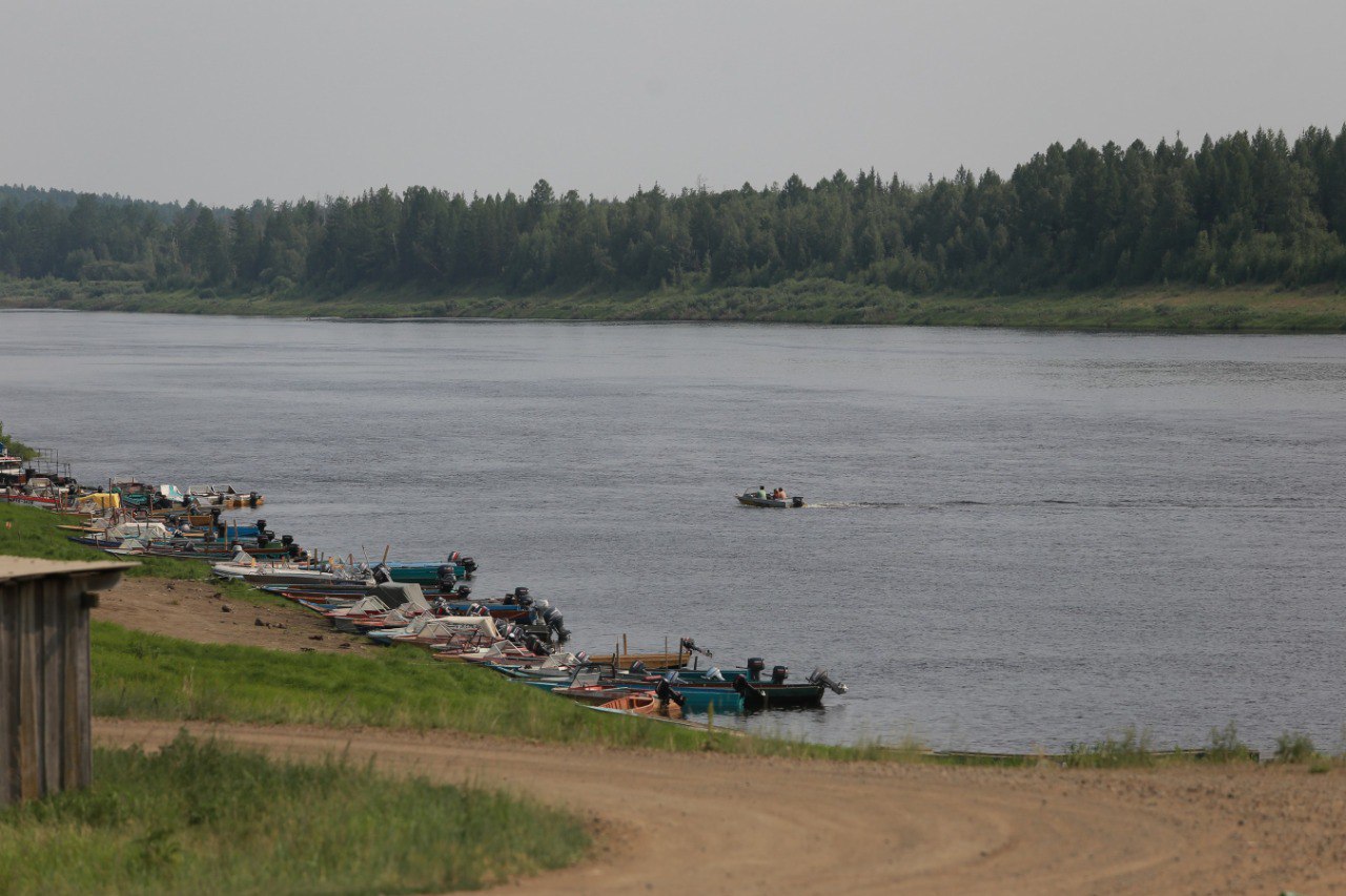 В Красноярском крае на реке Подкаменная Тунгуска произошло ЧП. В пресс-службе Западно-Сибирской транспортной прокуратуры рассказали, что вблизи села Мирюга территориально это Эвенкия опрокинулась моторная лодка «Крым». Случилось это около 3 часов утра 19 июня. На борту были два человека. Судя по информации, обошлось без трагедии и оба благополучно выбрались на берег. Тем не менее, проводится проверка в сфере исполнения законодательства о безопасности эксплуатации маломерного флота. Транспортный прокурор взял результаты проверки на контроль.
