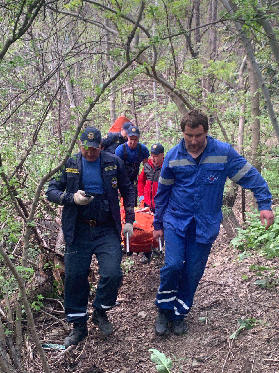 Под Алуштой спасли упавших в глубокий овраг людей  В посёлке Партенит мужчина и женщина упали с 5-метровой подпорной стены и скатились в овраг глубиной 15 метров, сообщили в МЧС Крыма.  Спасатели и медики спустились к пострадавшим, оказали женщине первую помощь. Её на носилках отнесли к машине скорой помощи. Мужчина травм не получил.   Фото: МЧС Крыма  Крым 24