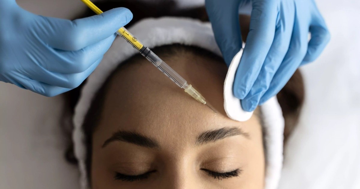 В Ташкенте ранее судимую лже косметолога признали виновной в том что она без образования и лицензии делала инъекционные процедуры причинив 25 летней пациентке вред здоровью средней тяжести суд назначил ей штраф 150 млн сумов запретил заниматься медицинской косметологией на три года и изъял автомобиль Tracker 2 в счёт взыскания