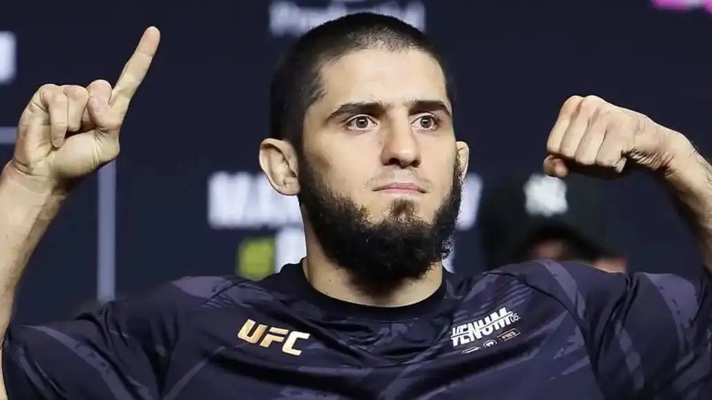 Стало известно, когда Ислам Махачев завершит карьеру    Бывший чемпион UFC Хабиб Нурмагомедов допустил, что максимум через пару лет экс-обладатель пояса UFC в лёгком весе Ислам Махачев завершит карьеру.   "Ислам, мое честное мнение, через полтора-два года закончит, потому что возраст. В октябре ему будет 34. Никто не бывает прежним. Когда подходит время, оно не спрашивает твоё имя. Вы стареете, понимаете? Когда подходит время, нужно заканчивать. Я закончил в 32. Я даже ещё толком не начал, но у меня была моя ситуация в жизни. В 35 лет лучше закончить, дать дорогу молодым. Если время подошло и вы не заканчиваете, вас закончит кто-то другой. Зачем? Лучше закончить самому” - заявил Хабиб.   За свою карьеру Махачев  одержал 27 побед и потерпел 1 поражение. Следующий бой россиянин проведёт против чемпиона UFC в полусреднем весе Джека Деллы Маддалены   на турнире UFC 322 в Нью-Йорке   в ноябре.