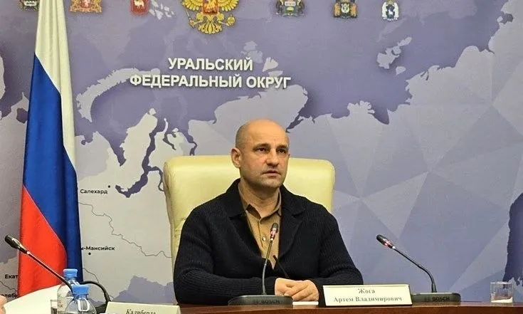 Полпред Артём Жога провёл оперативное совещание с главными федеральными инспекторами Уральского федерального округа Центральной темой стала подготовка регионов к сельскохозяйственному сезону Курганская Челябинская Свердловская и Тюменская области активно готовятся к посевной кампании которая стартует в конце апреля начале мая Работа идёт в плановом режиме Субъекты готовят технику завершают закупку семян удобрений и горюче смазочных материалов Уровень готовности высокий сообщил полпред Планируется что в этом году посевная площадь в Уральском федеральном округе составит более 4 7 млн га практически 40 из неё приходится на Челябинскую область Кроме того на оперативном совещании Артём Жога обратил внимание субъектов на уборку мусора скопившегося за зиму с улиц и общественных пространств организацию работ по очистке территорий и проведение субботников Подпишись на УрФО ИНФО в МАХ