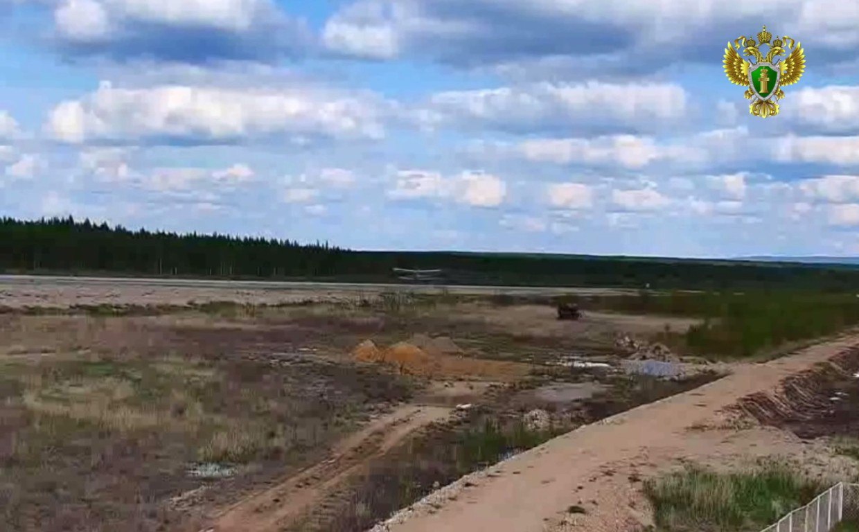 В аэропорту Олекминска самолёт Ан-2 выкатился за пределы взлётно-посадочной полосы. Пилот и экипаж промолчали об этом, не сообщив о происшествии. Якутская транспортная прокуратура не стала закрывать глаза на случившееся. Генеральный директор предприятия получил представление, которое уже удовлетворено. Самолёт, конечно, не танк, но инциденты с ним могут привести к серьёзным последствиям. Хорошо, что всё обошлось, но виновные понесут наказание. Sakhapress // Все новости Якутии на