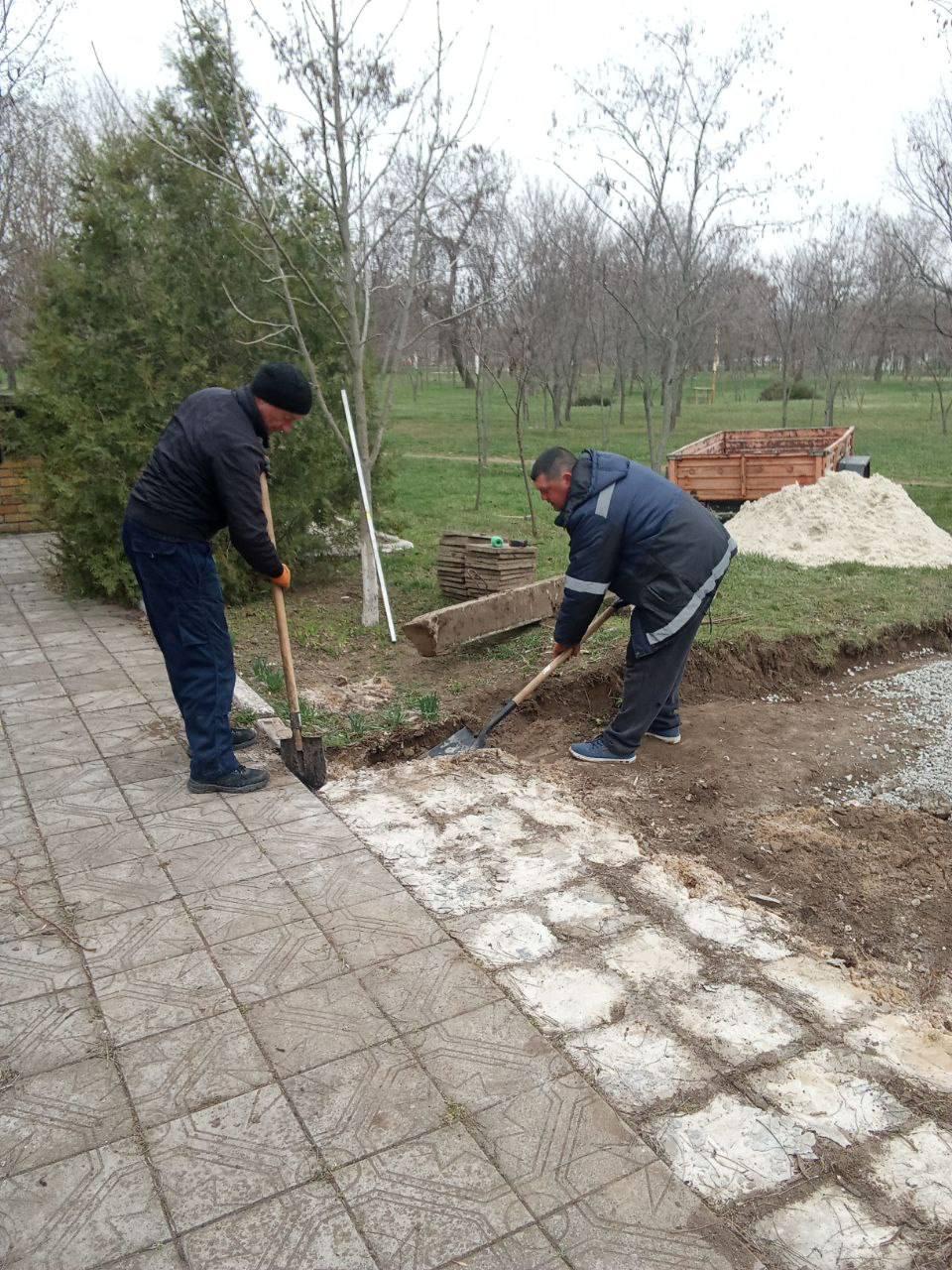 Специалисты из Псковской области помогают Ивановскому муниципальному округу подготовиться к отопительному сезону Аварийно-восстановительная бригада Псковской области возобновила работу на территории Херсонской области в рамках оказания шефской помощи. В этом сезоне специалисты будут задействованы на территории Ивановского муниципального округа. Они будут работать по заявкам местной администрации и частных лиц. Одно из главных направлений работы — подготовка коммунальных систем к предстоящему осенне-зимнему периоду. В прошлом году специалисты шеф-региона выполнили большой объем работ, связанный с ремонтом инженерных и электросетей, благоустройством посёлков и деревень, восстановлению целостности зданий и частных домов, остеклению подъездов, а также помогли привести в порядок мемориалы чернобыльцам и советским солдатам — героям Великой Отечественной войны 1941-1945 годов.