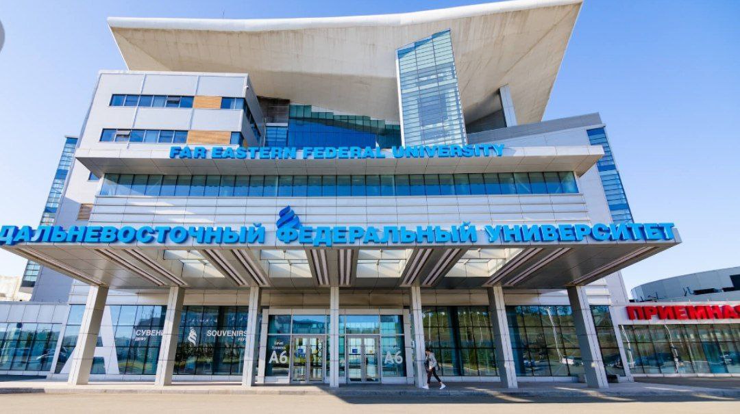 Профессор ДВФУ заключена под стражу по делу о покушении на незаконный сбыт наркотических средств в значительном размере Советским районным судом г Владивостока рассмотрено ходатайство следователя об избрании меры пресечения в виде заключения под стражу в отношении профессора ДВФУ обвиняемой в совершении преступления предусмотренного ч 3 ст 30 п б ч 3 ст 228 1 УК РФ По данным следствия 22 01 2026 находясь в точно неустановленном месте г Владивостока женщина покушалась на сбыт наркотического вещества каннабиса марихуаны суммарной массой 7 76 г Однако преступление не было доведено до конца т к она была задержана сотрудниками полиции и указанное наркотическое средство было изъято в ходе осмотра места происшествия По данному факту возбуждено уголовное дело по ч 3 ст 30 п б ч 3 ст 228 1 УК РФ покушение на незаконный сбыт наркотических средств в значительном размере если при этом преступление не было доведено до конца по независящим от этого лица обстоятельствам Изучив представленные органом предварительного следствия материалы содержащие достаточные сведения о возможной причастности женщины к совершению преступления суд избрал в отношении последней меру пресечения в виде заключения под стражу сроком на 2 месяца