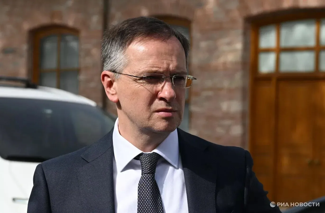 Значит история это оружие Так помощник президента РФ Владимир Мединский прокомментировал заочный приговор украинского суда за его работу над созданием школьного учебника   В пятницу офис генпрокурора Украины сообщил что Мединский и ректор МГИМО МИД Российской Федерации Анатолий Торкунов заочно осуждены на 10 лет лишения свободы с конфискацией имущества за издание учебника по истории РФ для 11 го класса Кажется такого приговора за учебники история еще не знала Среди пунктов обвинения цитирую детям через учебные материалы навязывались тезисы о так называемых братских народах Значит история это оружие И в прокуратуре Украины не такие уж дураки сидят Понимают И судя по реакции боятся Подписаться на РИА Новости Крым в Telegram МАКС ВК