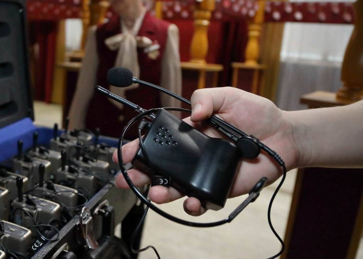 Пять свердловских театров получили гранты на тифлокомментирование спектаклей Конкурс ежегодно проводит Благотворительный фонд Искусство наука и спорт в рамках программы Особый взгляд В этом году поступило 78 заявок поддержку получили 20 российских театров В числе победителей Урал Опера Объединенный музей писателей Урала Екатеринбургский театр кукол и два театра из Нижнего Тагила Новый молодежный и Театр кукол Театры готовят не только тифлокомментирование спектаклей Например Объединенный музей писателей Урала адаптирует еще и постановки в музеях а к ним организует экскурсионные программы Культура Урала