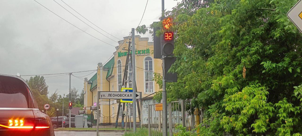 Светофор на улице Полосухина снова заработал В конце мая было отключено светофорное регулирование на перекрёстке улиц Полосухина и Леоновской. Это вызвало активное обсуждение в социальных сетях, где жители жаловались на пробки, образующиеся из-за отсутствия светофора. Несмотря на негативные отзывы, светофор вновь включили. Ситуация с отключением светофора вызвала резонанс среди горожан, которые отмечали ухудшение дорожной обстановки и заторы в этом районе. Тем не менее, несмотря на критику, городской контроль принял решение восстановить работу светофорного объекта, чтобы обеспечить безопасность и упорядочить движение на перекрёстке. Таким образом, светофор снова регулирует транспортный поток на улице Полосухина.