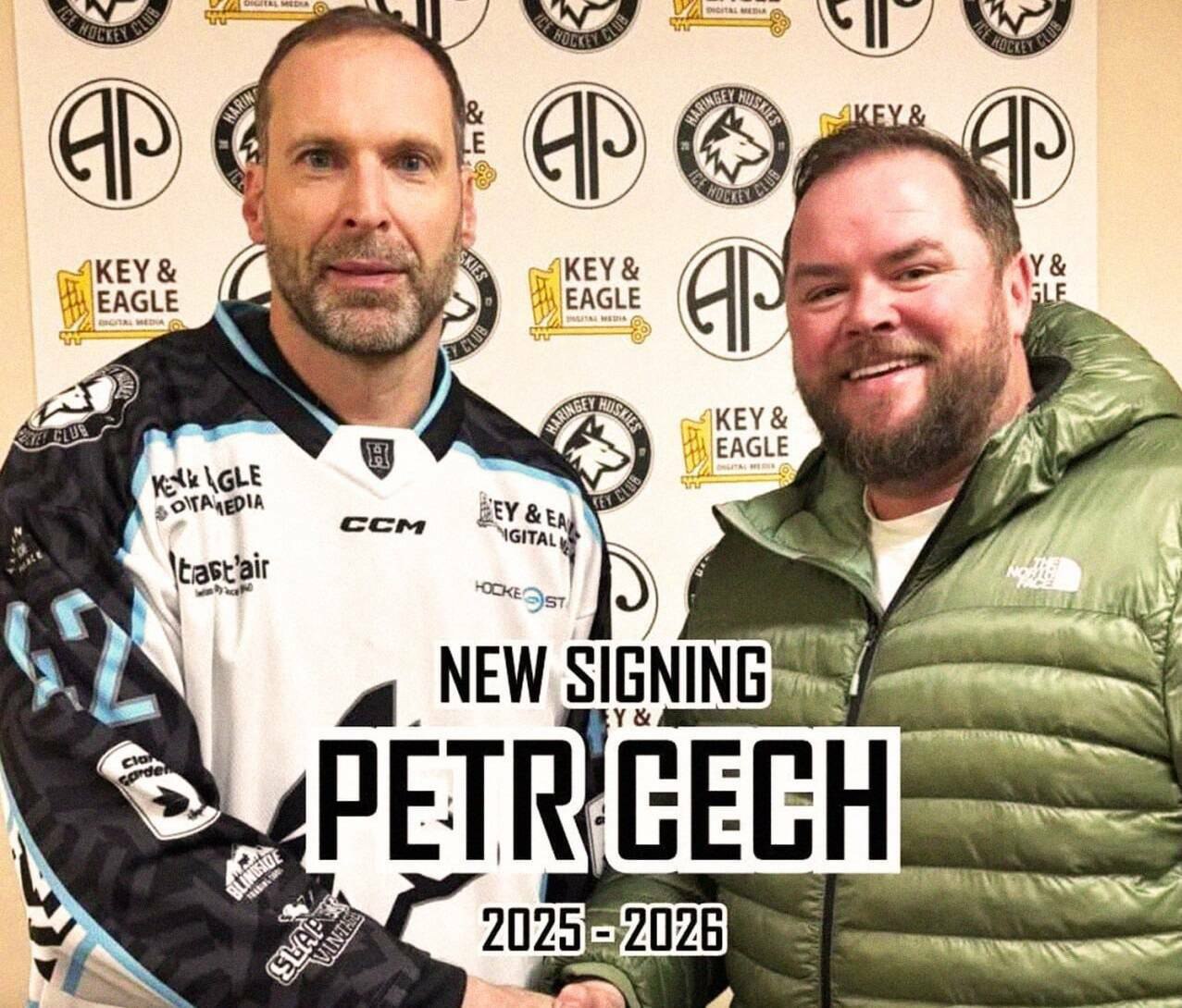 Петр Чех возобновил карьеру вратаря в 43 года Бывший вратарь футбольных клубов Челси Арсенала и сборной Чехии Петр Чех позже игравший в хоккейных клубах Англии вернулся к хоккейной карьере 43 летний чех подписал контракт с клубом Харингей Хаскис который выступает в четвёртом дивизионе Британии В хоккее Чех также играет на позиции вратаря Лондонский клуб стал пятым в его хоккейной карьере Ранее Петр выступал за Гилфорд Феникс четвёртый британский дивизион Челмсфорд третий Оксфорд третий и Белфаст первый элитный Читать полностью