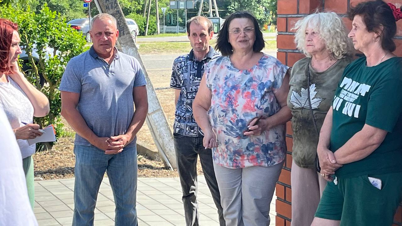 Депутаты Совета муниципального образования Темрюкский район продолжают встречаться с жителями района. В ходе встреч депутаты информируют земляков о деятельности администрации и районного Совета, о взаимодействии с региональной и федеральной властью. Парламентарии рассказывают о планах развития района, благоустройстве, строительстве соцобъектов, инфраструктуры. Участников встреч интересуют вопросы здравоохранения, электро- и водоснабжения, состояния дорог и тротуаров, благоустройства конкретных территорий. Диалог с жителями — это процесс взаимодействия органов власти с населением, который позволяет решать различные вопросы, от общественных до частных. Депутаты благодарят жителей, которые участвуют во встречах, за их активную позицию и искреннюю заботу о развитии Темрюкского района.
