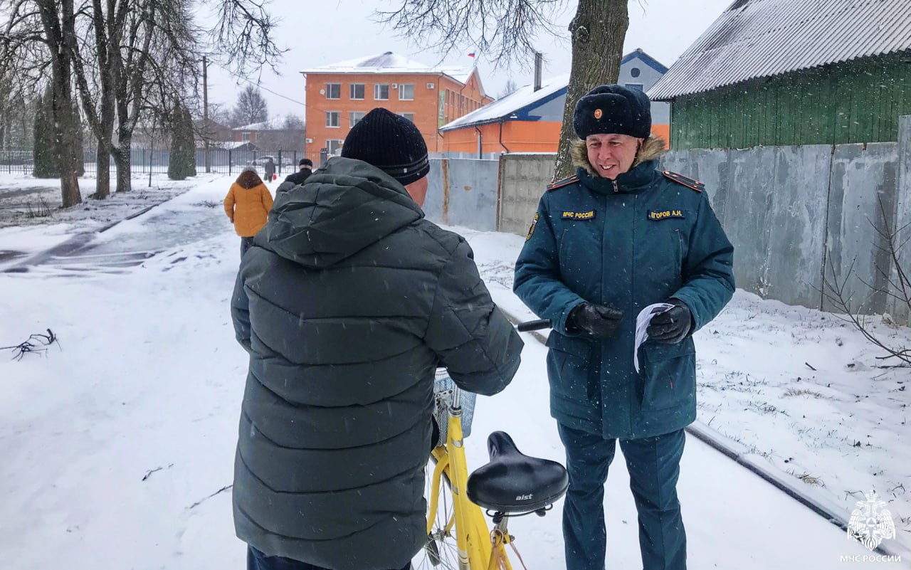 Предупреждён - значит вооружен  В регионе продолжают осуществляться профилактические мероприятия среди смолян, в ходе которых сотрудники МЧС России рассказывают о правилах пожарной безопасности. Особое внимание обращено на целесообразность оснащения жилых помещений пожарными извещателями и необходимость подготовки территорий домовладений к весеннему пожароопасному периоду.   На фотографиях рейды в Рославльском и Починковском районах.     #МЧСРоссии #ГПН