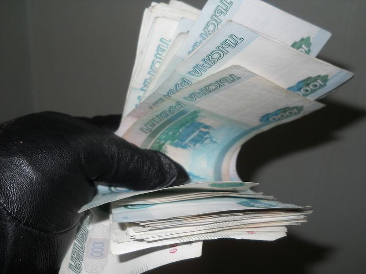 В Перми поймали курьера, забравшего более 3,5 миллиона рублей у 85-летней пенсионерки 85-летней жительнице Перми на домашний позвонил «менеджер» телекоммуникационной компании: якобы нужно продлить договор на обслуживание абонентского номера, а для этого необходимо продиктовать свои персональные данные. Как только женщина дала требуемую информацию, разговор прекратился. Затем пенсионерке позвонил на мобильный мужчина, назвавшийся сотрудником ФСБ, и напугал пожилую пермячку тем, что с ее банковского счета была осуществлена попытка перевода средств на Украину. Теперь надо составить декларацию об имеющихся у нее наличных средствах и переписать номера купюр, поэтому деньги необходимо передать курьеру. Женщина выполнила все инструкции и отдала прибывшему к ней мужчине 2,5 миллиона рублей. Назавтра с пермячкой снова связался мужчина и сообщил, что нужно задекларировать и те денежные средства, которые есть на счетах. Пенсионерка обналичила более 1 миллиона рублей и тоже отдала их курьеру, прибывшему на машине. Прошел почти месяц, женщина поняла, что стала жертвой обмана, и обратилась в полицию. Возбуждено уголовное дело по признакам мошенничества в особо крупном размере, сообщает ГУ МВД по Пермскому краю. Полицейские в ходе оперативных мероприятий изобличили криминального курьера. Подозреваемый – 19-летний местный житель. Уже установлена его причастность к обману еще двух пенсионерок, общая сумма причиненного им ущерба составила около 3 миллионов рублей. Юношу поместили под домашний арест, расследование продолжается. Источник ЧП Пермь Прислать новость
