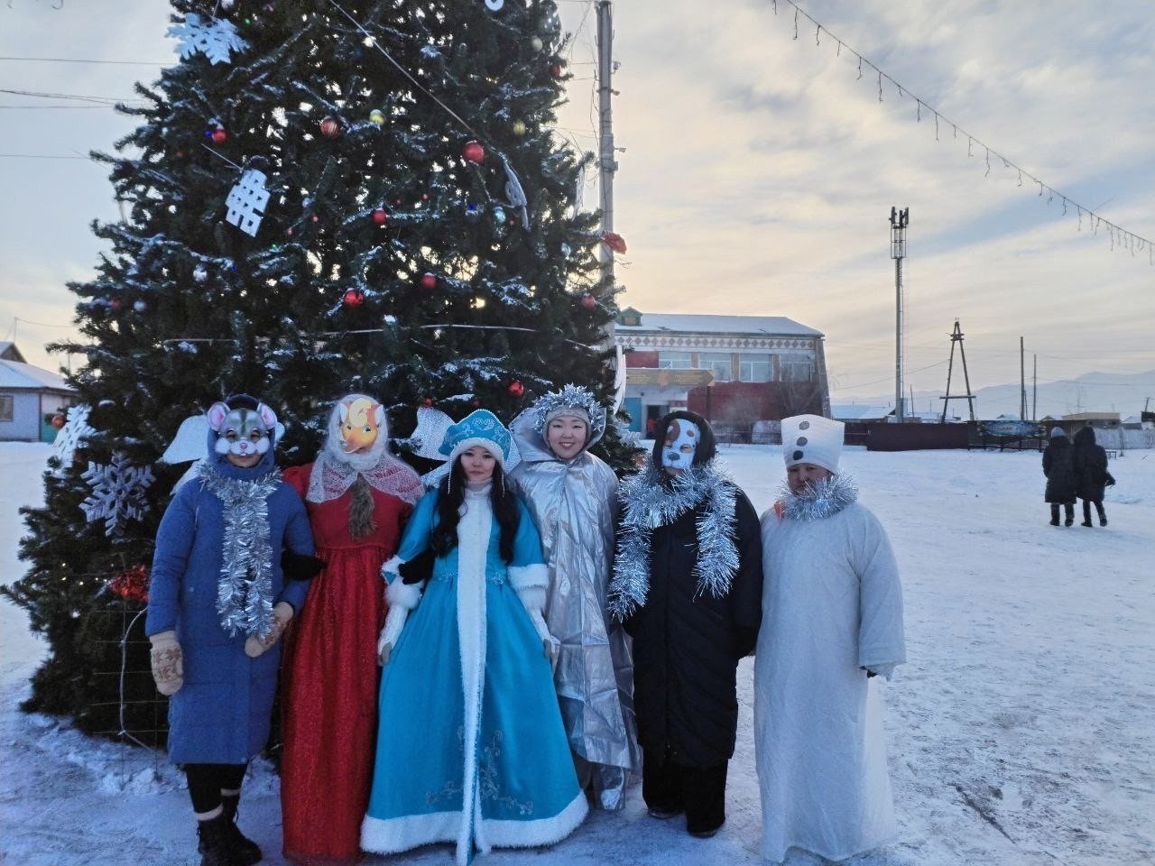 Накануне, на центральной площади села Хандагайты Овюрского района состоялась открытие главной новогодней ёлки. Фото из открытых источников