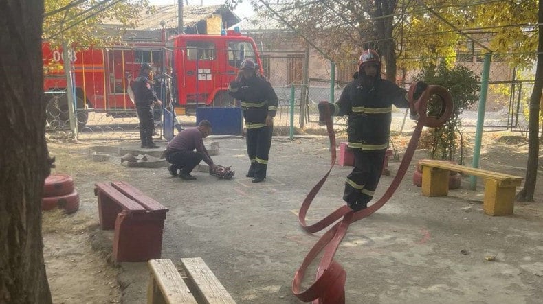 В одном из детских садов на улице Ширванзаде в городе Арташат  вспыхнул пожар.     На месте были проведены работы по эвакуации: эвакуированы 53 ребенка и 4 сотрудника.    Огонь был локализован в 14:20, потушен в 14:30.