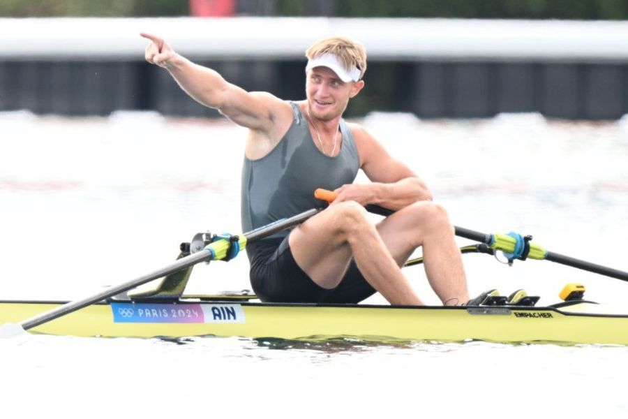 Евгений Золотой стал полуфиналистом чемпионата мира по академической гребле   Наш земляк Евгений Золотой вышел в полуфинал чемпионата мира по академической гребле который сегодня проходит в Шанхае В своем заезде серебряный призер парижской Олимпиады показал результат 7 мин 11 20 сек и занял первое место опередив гребцов из Новой Зеландии Румынии Хорватии Эстонии и Польши К слову борьбу за выход в финал действующий чемпион Европы Евгений Золотой поведет в пятницу утром Болеем за нашего земляка  Читайте нас на САЙТЕ и в соцсетях Instagram ВК Одноклассники Facebook