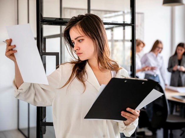 Более 80 нижегородцев собираются поменять работу в 2026 г Новое исследование hh ru показывает радикальные настроения на рынке труда Нижегородской области 86 работающих жителей региона в 2026 году планируют сменить место работы Только 3 респондентов уверены что останутся на своей должности и 11 ещё не приняли решение Каждый третий нижегородец хочет поменять сферу деятельности а ещё 37 активно рассматривают такую возможность Кто больше всего хочет перемен Сотрудники закупок рабочий и административный персонал по 45 в каждой группе Автомобильный бизнес 44 Продажи и клиентский сервис 43 Туризм и HoReCa 42 На вопрос в каком направлении они хотели бы развиваться нижегородцы чаще всего называли Производство и сервисное обслуживание 10 Рабочие профессии свой бизнес и самозанятость по 8 Продажи клиентский сервис финансы и бухгалтерия по 7 Деловой квартал НН