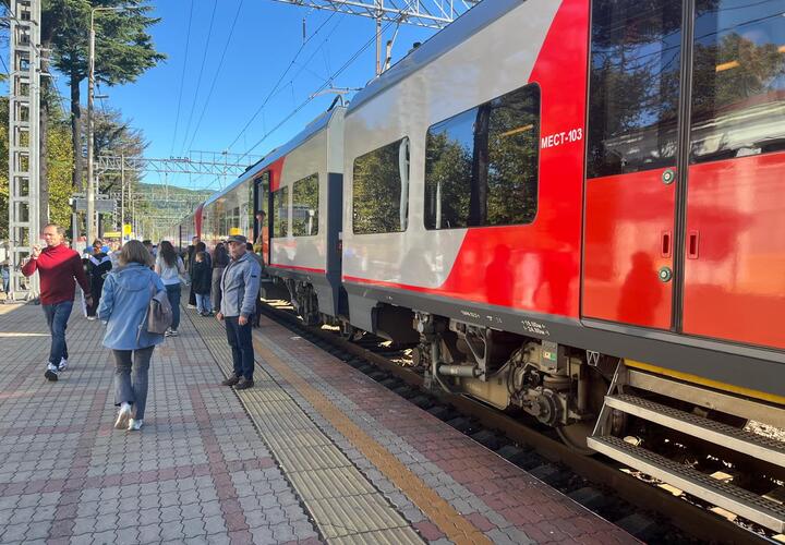 Куда пропали билеты на поезда в Краснодарский край, рассказали в РЖД Всё чаще виной дефицита становятся спекулянты В преддверии сезона отпусков спрос на билеты на поезда резко возрос, особенно заметен он в направлении Краснодарского края. Пользователи отмечают сложности с приобретением билетов через официальные онлайн-сервисы. Иван Колесников, заместитель руководителя компании, в интервью на телеканале «Россия» объяснил сложившуюся ситуацию. По его словам, сразу после начала продажи билетов значительную их часть моментально закупают автоматизированные системы. Кроме того, Колесников отметил, что билеты также скупают спекулянты, которые в дальнейшем перепродают их по завышенным ценам. Представитель компании подчеркнул, что данная проблема была оперативно обнаружена, и в настоящее время принимаются меры для её устранения. Подписаться Буст
