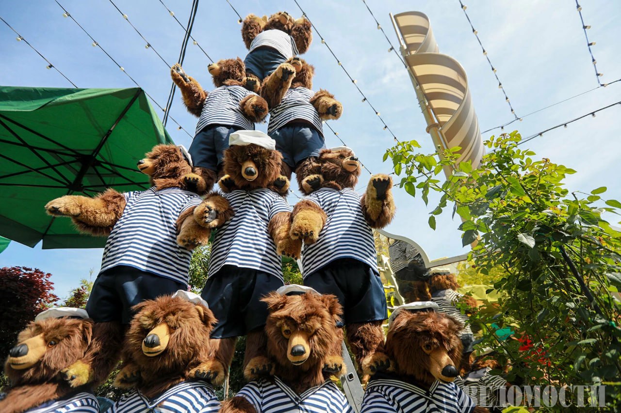 Как в России медведи по улицам ходят кадры с мест 13 декабря в России отмечается неофициальный праздник в честь животного ставшего частью национального имиджа День медведя Согласно приметам в это время хищники устраиваются на зимнюю спячку Косолапые являются настоящим брендом России их изображения используют от логотипов до уличных инсталляций Где и при каких обстоятельствах можно встретить медведя в галерее Ведомостей Telegram Max