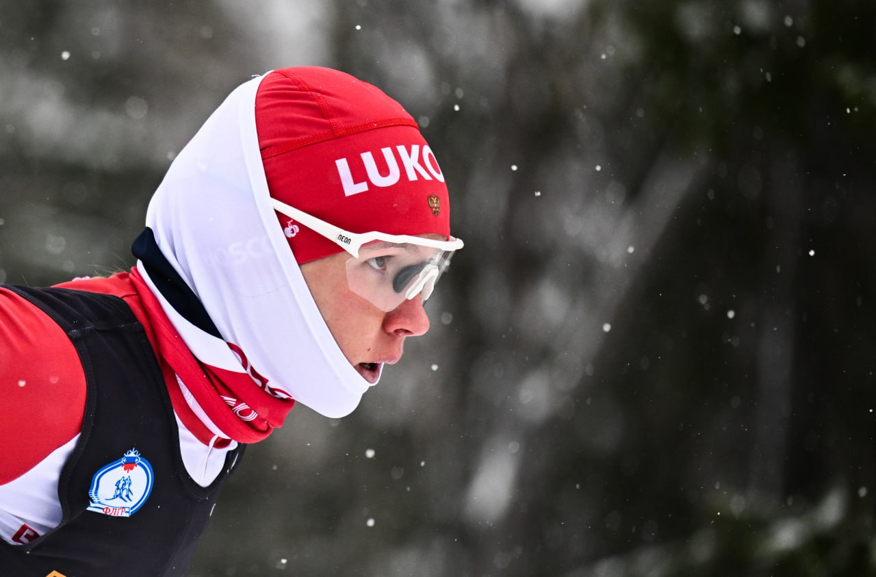 Пеклецова одержала победу в скиатлоне на пятом этапе ФосАгро Кубка России по лыжным гонкам Алина быстро убежала от соперниц и преодолела 10 10 км за 57 минут 53 3 секунды На отсечке 6 6 км преимущество было 18 секунд на 13 4 км 53 5 секунды За серебро боролись Евгения Крупицкая и Елизавета Шалабода Второй всё же стала Елизавета 55 4 Евгения пришла третьей 57 5 news matchtv РИА Новости Рамиль Ситдиков