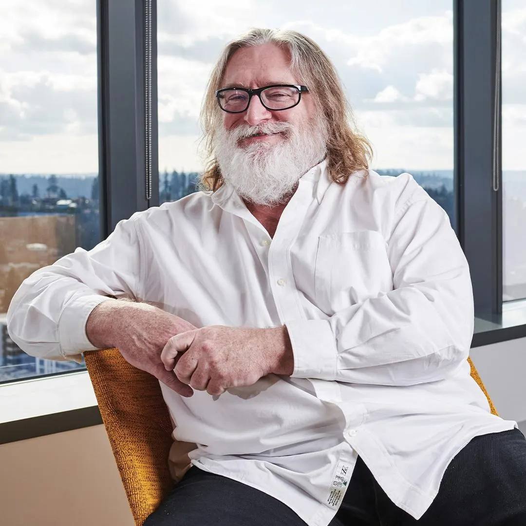 Valve одна из самых эффективных компаний мира в 2025 году компания заработала около 17 млрд при штате 336 человек то есть более 50 млн на сотрудника средний годовой заработок 1 3 млн Особенность плоская структура без традиционных менеджеров сотрудники сами выбирают проекты и команды Премии не ограничены их размер определяется коллегами по вкладу и привязан к общему доходу Valve что повышает мотивацию Точка роста