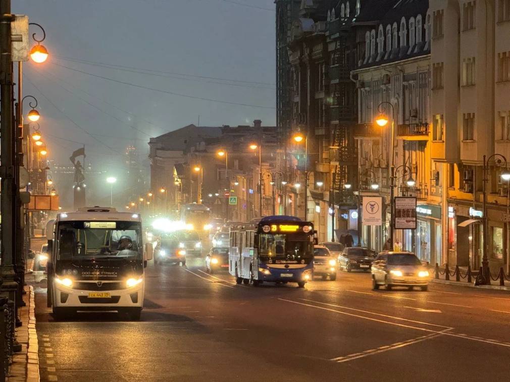 Компании перевозчики Владивостока вновь обратились в администрацию города с просьбой поднять стоимость проезда в автобусах в прошлый раз с таким предложением предприниматели выступили в начале лета В пресс службе мэрии подтвердили что обращение было получено и находится на рассмотрении но не раскрыли подробностей Как стало известно РБК Восток в администрацию города поступило несколько документов от разных компаний в которых указан различный диапазон экономически обоснованных тарифов от 75 до 82 руб При этом источник редакции сообщает что вероятное повышение цены проезда не превысит 60 руб Как уточнил инсайдер в мэрии рассматривается возможность повышения стоимости проезда уже с 1 января Обсуждаемые цифры от 45 руб по транспортной карте 6 руб до 60 руб при оплате наличными 10 руб При этом перевозчики уже традиционно запрашивают более значимое повышение РБК Восток в Telegram и MAX