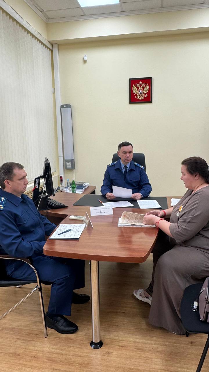 Первый заместитель прокурора Краснодарского края Александр Трухин провел приём граждан в Динском районе Сегодня, 14 мая 2025 года, первый заместитель прокурора Краснодарского края Александр Трухин провел приём участников специальной военной операции и членов их семей в Динском районе. Поднимаемые на приеме вопросы, в том числе, касались непредоставления неполного предоставления мер поддержки участникам специальной военной операции или членам их семей, оказания содействия в установлении в судебном порядке юридического факта в отношении военнослужащего, решения вопросов жизнеобеспечения. Заявителям даны соответствующие разъяснения в ходе приема, а также организованы проверочные мероприятия. Также Александр Трухин посетил строительную площадку возводимого в Динском районе многопрофильного центра медицинской реабилитации, в том числе для участников специальной военной операции, обсудил ход строительства, его завершения и имеющиеся проблемные вопросы с руководством заказчика ГКУ «ГУСКК» и подрядчика. Социальная защита граждан находится на особом контроле органов прокуратуры края.
