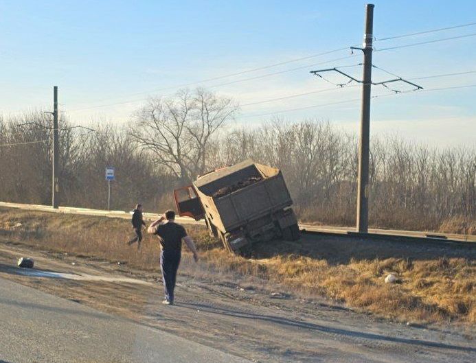 Водителю грузовика в Челнах стало плохо за рулем  В Набережных Челнах сегодня днем, 25 ноября, произошло ДТП на Казанском проспекте.  Как сообщают очевидцы, водителю грузовика «КАМАЗ» стало плохо за рулем. Машина съехала с дороги и вылетела на трамвайные пути.  Мужчину начали откачивать свидетели происшествия. Позже подъехала и скорая. Как сообщили «Челнинским известиям» с горздраве, госпитализировать водителя не стали. Вся необходимая помощь ему была оказана на месте.