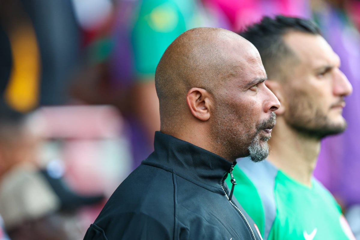 Тренер не попавшей на ЧМ 2026 Нигерии обвинил соперников в колдовстве Главный тренер сборной Нигерии Эрик Шелль после проигранного матча отборочного турнира чемпионата мира 2026 года заявил что соперники занимались колдовством во время серии пенальти Об этом сообщает The Athletic Нигерийцы проиграли сборной ДР Конго 1 1 3 4 по пенальти и вылетели из отбора второй раз подряд не попав на чемпионат мира Шелль после матча устроил стычку с тренерами соперников их разнимали члены делегации На пресс конференции Шелль заявил что парни из ДР Конго занимались колдовством а потом в микст зоне сказал что это была вуду В сборной ДР Конго опровергли эти обвинения 12 ноября перед стартом второго отборочного раунда в зоне Африки в Марокко стало известно что игроки и персонал сборной Нигерии решили бойкотировать тренировки перед полуфиналом с командой Габона из за долгов по бонусным выплатам Global Look Press Подписаться на РБК Спорт