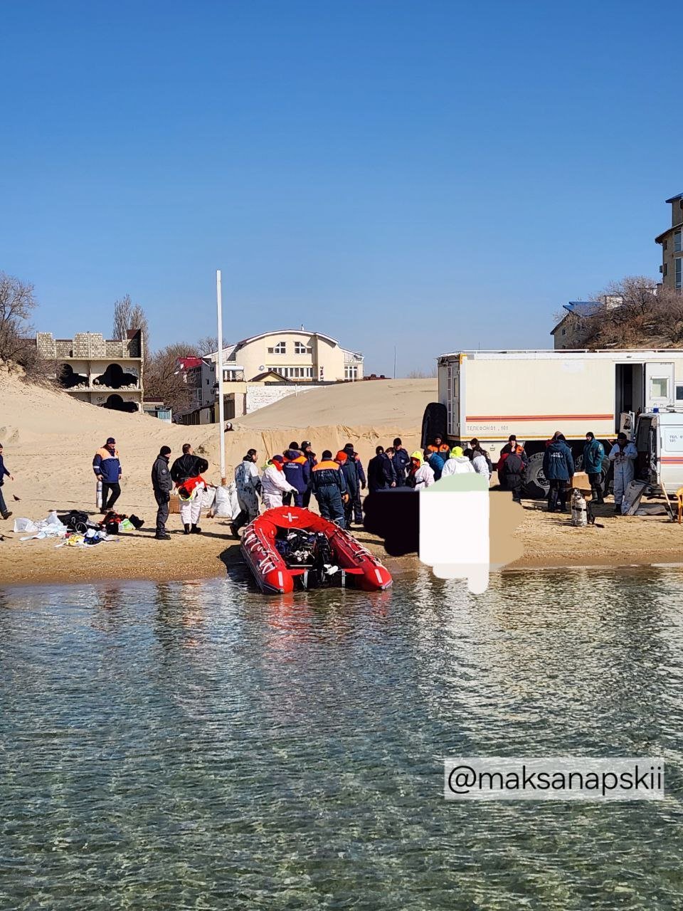 Собиравшему мазут со дна Черного моря водолазу стало плохо в Анапе.  Это случилось днем 28 февраля у пирса в курортном поселке Джемете.  По словам очевидцев, водолазу стало плохо во время работ по подъему мазута со дна Черного моря. Аквалангиста подняли на поверхность и на надувной лодке доставили на берег. Пострадавшего передали бригаде скорой помощи.