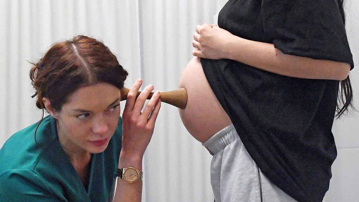 В Татарстане планируют выплачивать 100 тыс руб беременным учащимся с 14 лет Проект документа проходит антикоррупционную экспертизу Сейчас выплата доступна совершеннолетним студенткам очной формы обучения Несовершеннолетние от 14 до 18 лет смогут подать заявление самостоятельно с письменного согласия родителя Обратиться за выплатой можно будет после 12 й недели беременности Фото Коммерсантъ Виктор Коротаев kommersantkazan