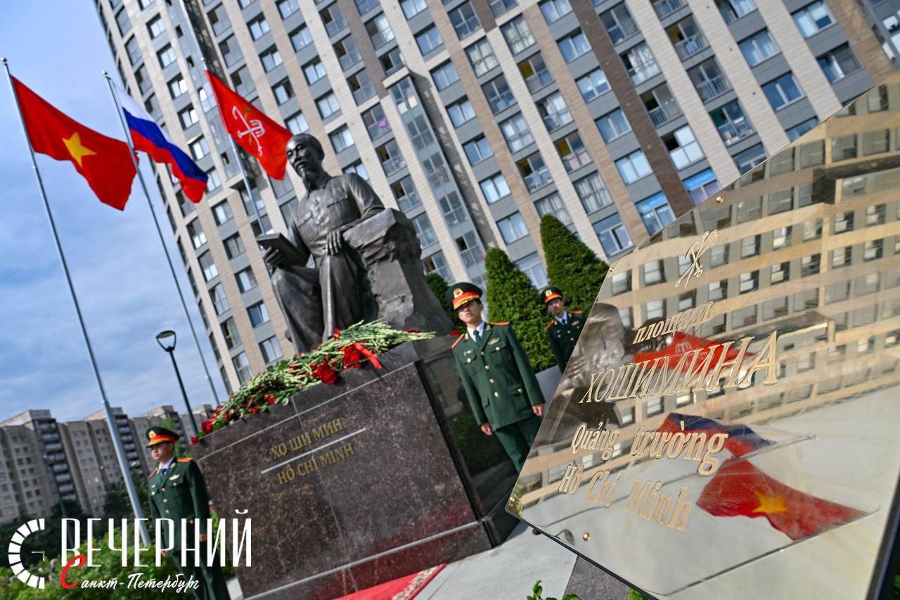 В Петербурге торжественно открыли площадь Хошимина В церемонии приняли участие губернатор Александр Беглов и супруга генсекретаря ЦК Компартии Вьетнама Нго Фыонг Ли. Площадь Хошимина, получившая своё название в марте этого года, уже украшена памятником первому президенту Вьетнама Хо Ши Мину. Он дважды посещал наш город, и его наследие продолжает укреплять связи между Россией и Вьетнамом. Председатель ЗакСа Александр Бельский отметил, что открытие площади — это очередной шаг на пути к укреплению нашей дружбы Фото: Александр Гальперин Вечерний Санкт-Петербург