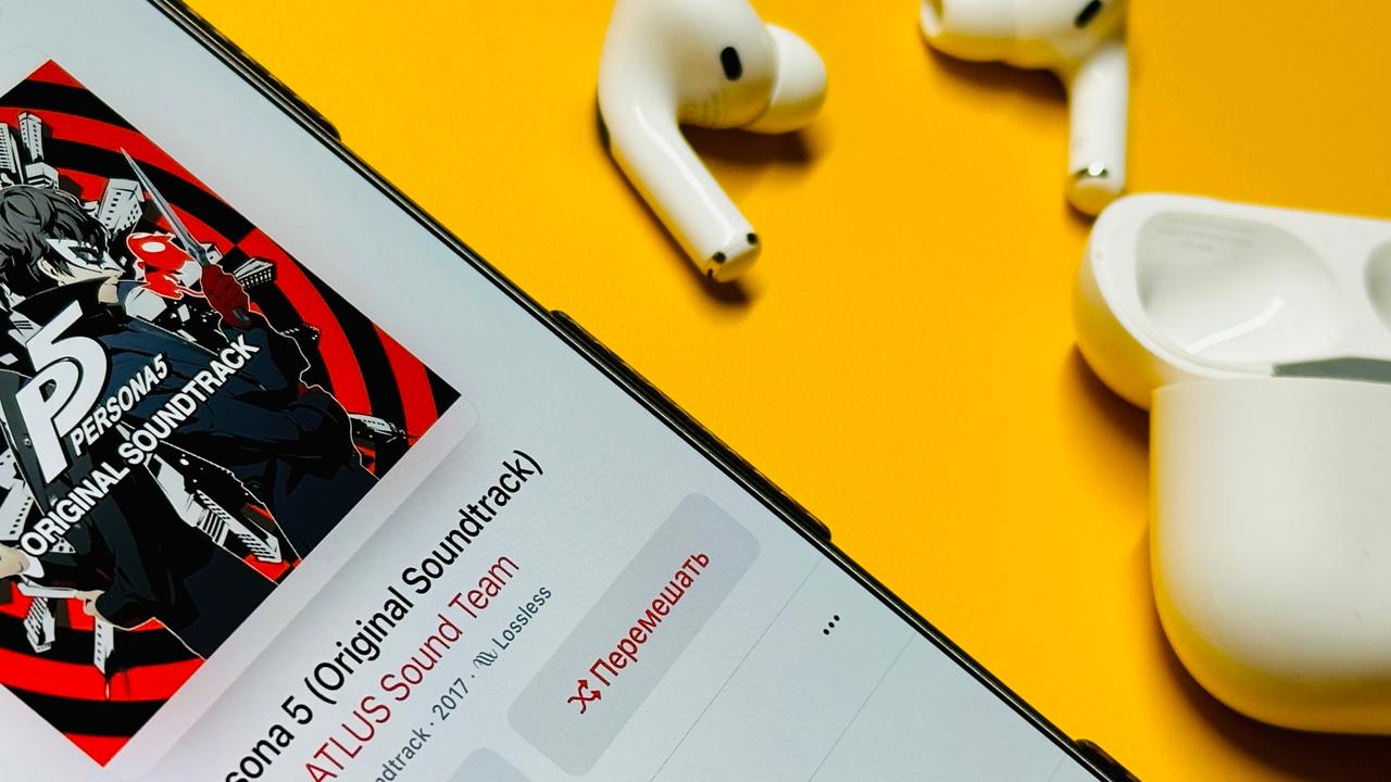Новые iPhone получат уникальную деталь, которая скроет их от любой слежки Компания Apple планирует использовать модули Bluetooth 6.1 в будущих моделях iPhone 17. Такое нововведение принесёт важные изменения в сферу безопасности и энергопотребления. В отличие от предыдущих версий Bluetooth, новые устройства смогут случайным образом менять свои адреса каждые 8–15 минут. Это усложнит попытки отслеживания и сделает соединения более анонимными. Технология получила название Randomized RPA — она позволяет не просто прятать идентификаторы устройств, а ещё и настраивать тайминги обновлений вручную. Другим важным преимуществом станет перераспределение вычислений — операции по смене адреса можно будет передать Bluetooth-контроллеру, освободив от этой задачи центральный процессор. Это значительно снизит нагрузку на батарею iPhone и других мобильных устройств, особенно при постоянном подключении аксессуаров, вроде наушников AirPods. Поддержка Bluetooth 6.1, вероятно, появится в линейке iPhone 17 осенью. А вот массовый выход совместимых аксессуаров и сторонних гаджетов ожидается только в 2026 году.