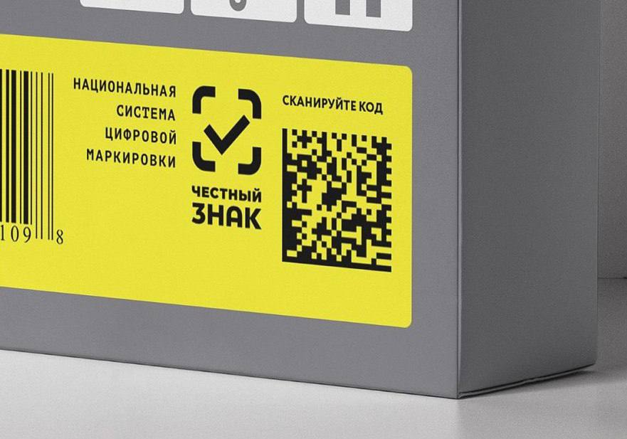 От района добычи до прилавка ЦСМС обеспечил передачу данных о вылове в систему маркировки Операторы информационных систем Росрыболовства Россельхознадзора и государственной системы маркировки Честный знак завершили межведомственную интеграцию которая позволяет выстраивать прослеживаемость цепочки от вылова водных биологических ресурсов до готовой рыбной продукции на рынке В основе механизма обмен данными между ГИС Отраслевая система мониторинга ГИС ОСМ Росрыболовства ФГИС ВетИС Россельхознадзора и Честным знаком ГИС ОСМ фиксирует сведения о добыче вылове водных биологических ресурсов и благодаря функционалу развернутому Центром системы мониторинга рыболовства и связи ЦСМС передаёт данные о районе добычи ФГИС ВетИС обеспечивает связку сырья выловленной рыбы и готовой продукции Честный знак отвечает за прослеживаемость готовой рыбной продукции в части маркируемых товарных групп рыбных консервов и икры от производства до конечного потребителя Пользователям мобильного приложения Честный ЗНАК в первом квартале 2026 года станет доступна новая функция отсканировав код маркировки на товаре они смогут получить подтверждение легальности продукции и увидеть информацию о происхождении сырья в том числе с привязкой к району добычи С 24 ноября 2025 года по 31 августа 2026 года в России проводится эксперимент по цифровой маркировке рыбных полуфабрикатов и замороженной продукции Он направлен на тестирование процессов для возможного дальнейшего расширения маркировки однако текущий межведомственный обмен данными и пользовательская функция в приложении относятся к готовой маркируемой продукции рыбные консервы и икра Перед ЦСМС стояла задача обеспечить передачу сведений о выловленных водных биологических ресурсах с указанием районов их добычи из ГИС ОСМ оператору системы маркировки Центру развития перспективных технологий Для интеграции систем в течение 2025 года специалисты ЦСМС разработали программное обеспечение и провели тестирование в ходе которого отрабатывался протокол обмена данными По результатам трехстороннего тестирования был подтвержден успешный обмен данными и возможность выстраивания цепочки прослеживаемости продукции от места вылова до конечного потребителя Сейчас все разработанные интеграционные механизмы прошли этапы тестирования и переведены в режим опытной эксплуатации и промышленной эксплуатации отметил начальник ЦСМС Александр Михайлов цифровизация маркировка честныйзнак