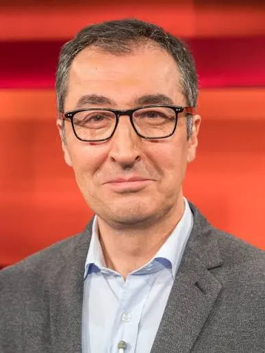Турок впервые стал главой федеральной земли в Германии Джема Оздемира от партии Зеленые избрали премьер министром земли Баден Вюртемберг 93 голоса за Он стал первым главой земельного правительства Германии с турецкими корнями и сменил Винфрида Кречмана который руководил регионом 15 лет Оздемир второй премьер от Зеленых в стране Правящая коалиция Зеленых и ХДС имеет большинство в парламенте региона Оздемир бывший сопредседатель партии Зеленые Сын турецких эмигрантов черкесского происхождения Оздемир критикует права человека в России и Турции