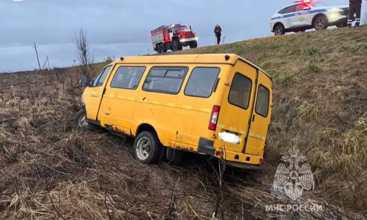 Автобус с детьми вылетел в кювет на трассе Кола ДТП произошло сегодня утром на 103 км автодороги в Ленобласти По предварительным данным водитель ГАЗели не справился с управлением К счастью никто не пострадал По данным СМИ в автобусе были юные спортсмены которые ехали на соревнования по единоборствам kalitki