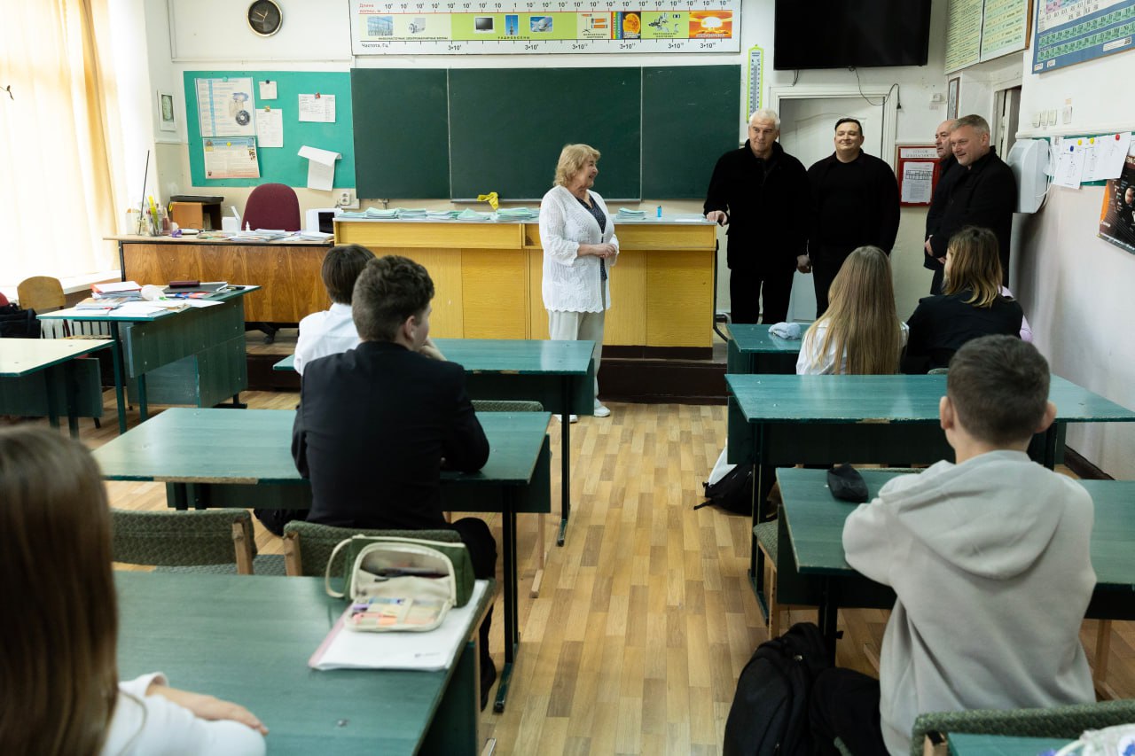 У жителей села Береговое Феодосийского городского округа накопилось большое количество жалоб по различным проблемным вопросам. Завтра здесь будут работать представители администрации Феодосии, Министерства ЖКХ Республики Крым, Министерства транспорта Республики Крым, ГУП РК «Крымавтодор». Их задача – совместно с гражданами оперативно отработать все обращения и найти варианты решения по всем вопросам.  Много нареканий вызвало состояние улично-дорожной сети, в том числе качество профилирования и щебневания дорог. Напомню, что грунтовые дороги в границах населенных пунктов всех муниципальных образований должны быть грейдированы и отсыпаны щебнем.  Это один из основных показателей эффективности работы администрации. Даю неделю на то, чтобы разобраться с данной ситуацией в Феодосии и Береговом в частности. В противном случае в отношении ответственных лиц могут быть применены дисциплинарные взыскания. Еще раз акцентирую: все данные крымчанам обещания должны выполняться чиновниками в полном объеме и в установленные сроки.   Рабочая поездка в городской округ Феодосия.