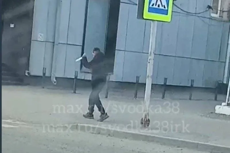 В Ангарске задержали мужика который бегал по городу с ножом Видео и подробности здесь Читайте IrCity в MAX