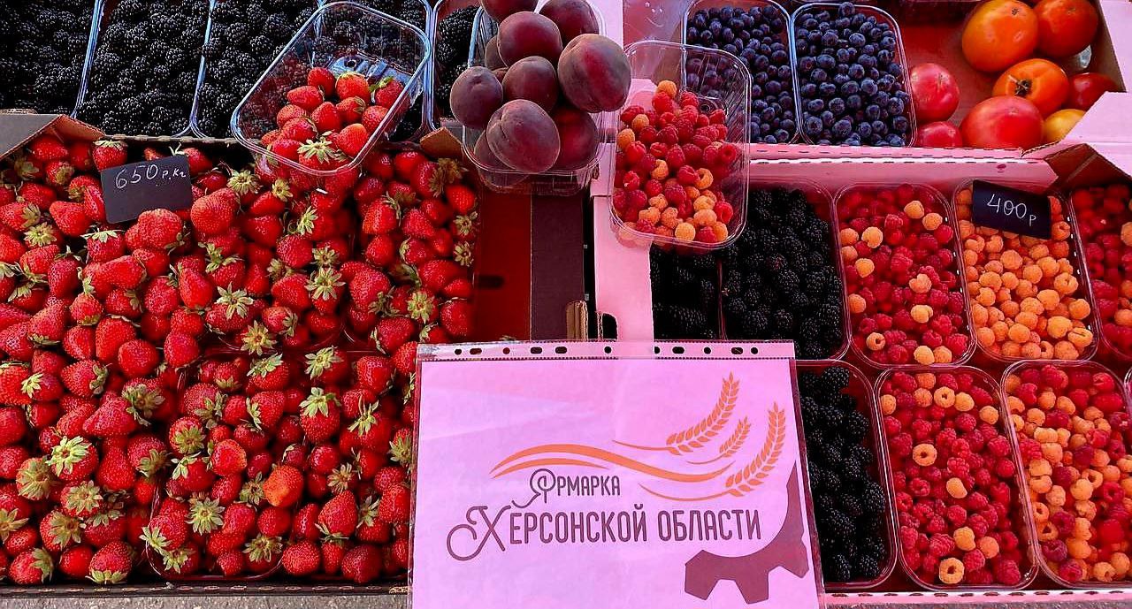 Более 1 180 ярмарок провели в Херсонской области с начала 2025 года, сообщили в Минпромторге региона В области на сегодняшний день функционирует 36 ярмарочных площадок, где жители могут приобрести качественные продукты от местных производителей по сниженным ценам. "Все свежее, качественное и по доступной цене. Бесплатные торговые места для предпринимателей — реальная поддержка малого бизнеса", — рассказали "Таврии" в Минпромторге региона. ПОДПИСАТЬСЯ НА ТАВРИЮ