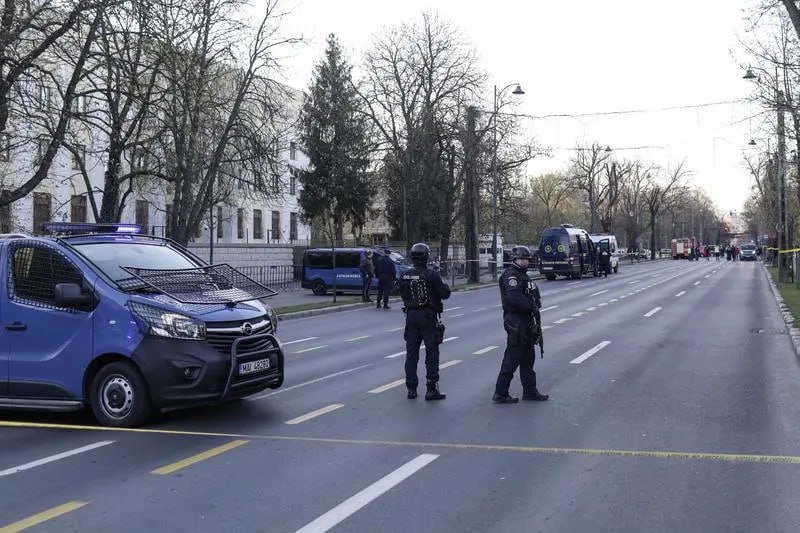 Мужчина пытался протаранить на автомобиле ворота посольства РФ в Бухаресте он задержан Инцидент произошел в ночь на четверг Мужчину 53 лет задержали жандармы в момент когда он пытался врезаться в ворота посольства Водитель пытался скрыться с места происшествия но его успели поймать Анализы показали наркотические средства в крови водителя Также он ранее был лишен водительских прав rusputnikmd 2