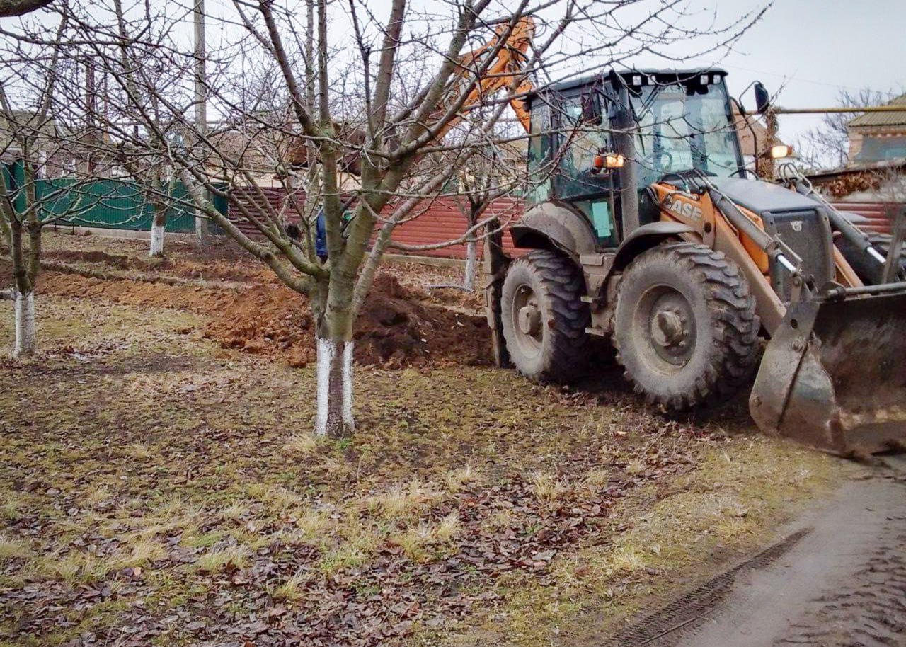 В Новоазовском муниципальном округе ДНР продолжаются работы по восстановлению водопроводных и канализационных сетей  За неделю специалисты подмосковного предприятия «Коммунальные системы Московской области», подведомственного региональному Министерству жилищно-коммунального хозяйства, ликвидировали более 16 технологических инцидентов на водопроводных и канализационных сетях.  В числе работ, выполненных аварийно-восстановительными бригадами КС МО:   устранение 7 утечек на сетях водоснабжения   замена глубинного насоса на водозаборной скважине   восстановление проходимости 8 участков канализационной системы округа    Помимо текущих мероприятий по поддержанию сетей водоснабжения и водоотведения, сотрудники Коммунальных систем Московской области продолжают капитальный ремонт коммунальной инфраструктуры Новоазовского муниципального округа в рамках мероприятий по оказанию помощи подшефному региону.  #ДНР #Новоазовск #ЖКХ #Подмосковье