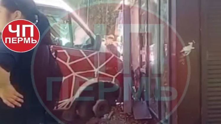 В Перми маршрутка после ДТП врезалась в киоск, есть пострадавшие Сегодня в Кировском районе города Перми произошло дорожно-транспортное происшествие. По ул. М. Рыбалко двигался автомобиль "Опель Астра" под управлением мужчины 1976 года рождения. По предварительной информации, при повороте налево на регулируемом перекрестке водитель не предоставил преимущество в движении и допустил столкновение с микроавтобусом маршрута 7т, после чего последний допустил наезд на препятствие - киоск. В результате ДТП, предварительно, пострадали двое пассажиров автобуса и сотрудник торговой точки. В настоящее время прокуратурой Кировского района проводится проверка, сотрудники Госавтоиснпекции устанавливают все обстоятельства произошедшего.