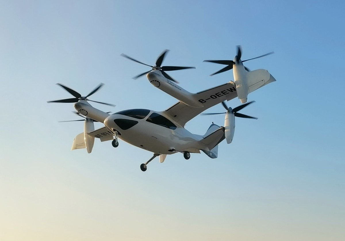 Компания из ОАЭ планирует закупить в Китае 350 летательных аппаратов eVTOL Шанхайский разработчик передовых воздушных транспортных средств TCab Tech подписал контракт с Autocraft из ОАЭ на продажу 350 летательных аппаратов вертикального взлета и посадки E20 eVTOL. Стоимость контракта составляет ~ $1 млрд. Это крупнейший на сегодняшний день единовременный заказ на eVTOL. Дальность полета аппарата 200 км, максимальная скорость 320 км/ч, крейсерская 260 км/ч, высота полета от 300 до 600 м. Байки лаовая ® . Китай. Новости