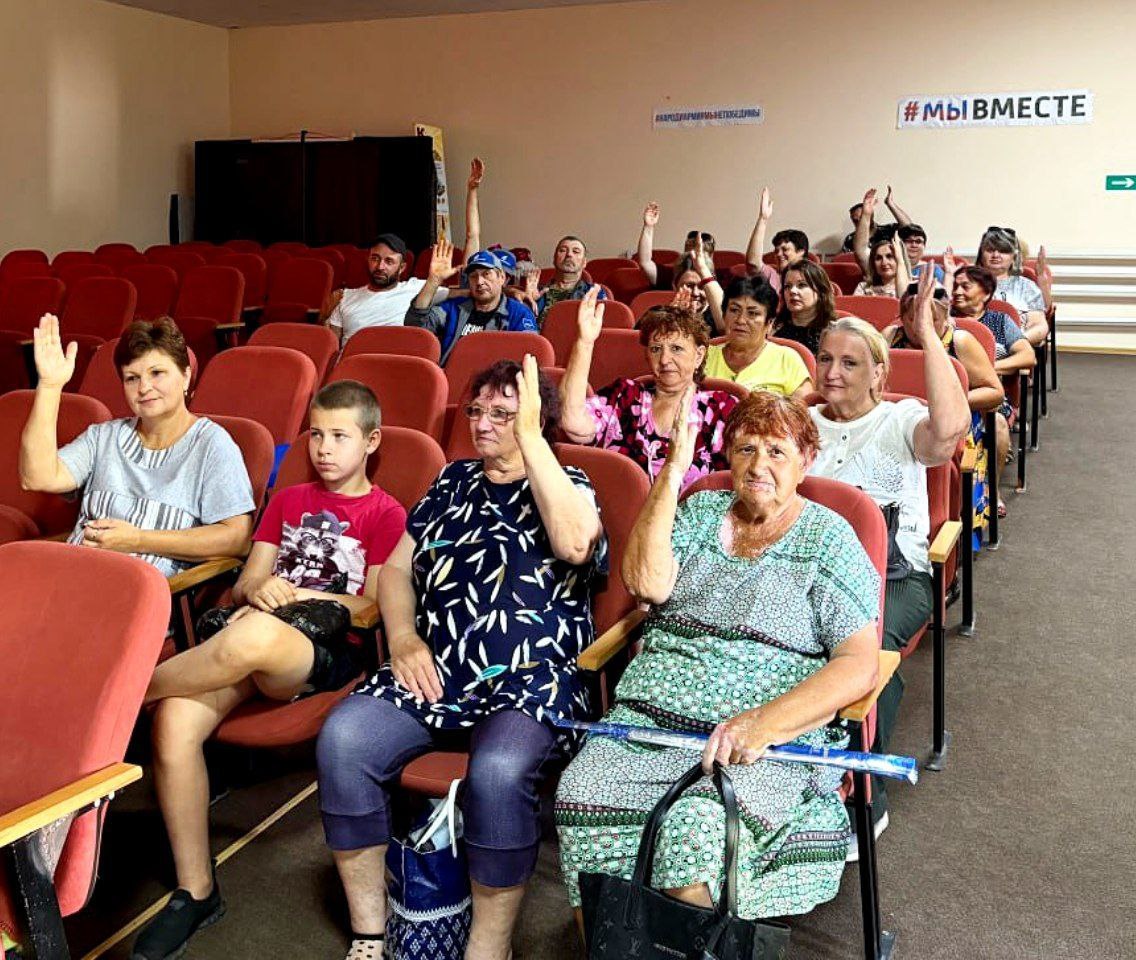 Жители Крымгиреевского поддержали дальнейшее благоустройство села В текущем году инициативная группа села Крымгиреевского провела большую работу с тем, чтобы вновь принять участие в губернаторской программе поддержки местных инициатив. Был проведён сбор предложений от жителей для участия в конкурсном отборе народных проектов на 2026 год. Односельчане выдвинули пять инициатив: устройство пешеходной дорожки по улице Советской; устройство уличной сцены; установка универсальной детской площадки по улице Школьной; обустройство территории перед зданием Крымгиреевского теротдела; благоустройство территории между СДК и детсадом. Для изучения общественного мнения проведён опрос населения путём подворового обхода. Наконец, состоялось собрание по выбору инициативного проекта для участия в краевом конкурсном отборе По итогам голосования победил проект, предполагающий устройство пешеходной дорожки по улице Советской. Работа продолжается - готовится пакет конкурсной документации. Фото: Крымгиреевский теротдел.