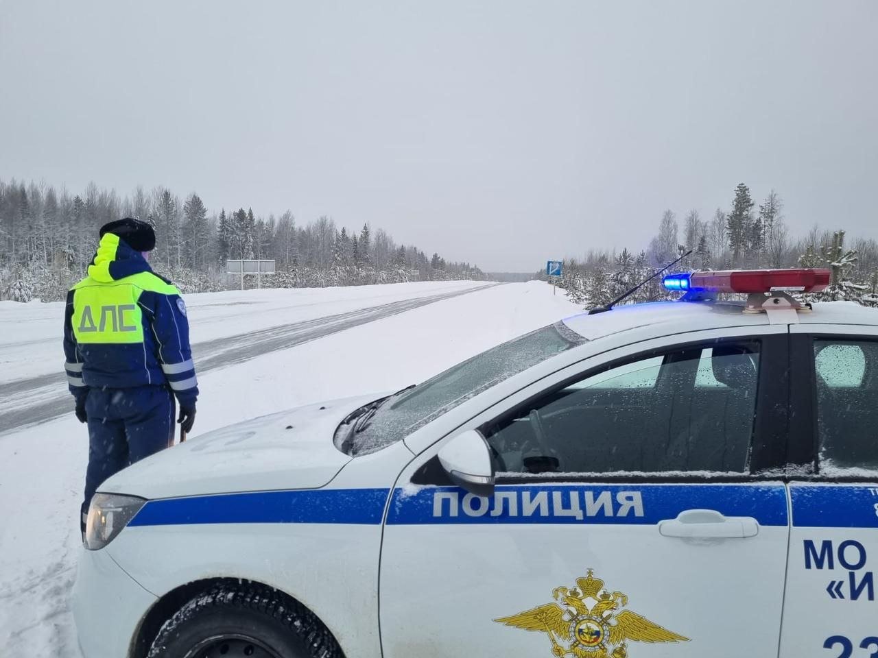 В ГИБДД предупредили об опасности на дорогах.  Из-за температурных перепадов по всей Свердловской области и надвигающегося снегопада на трассе гололед.  Будьте осторожны