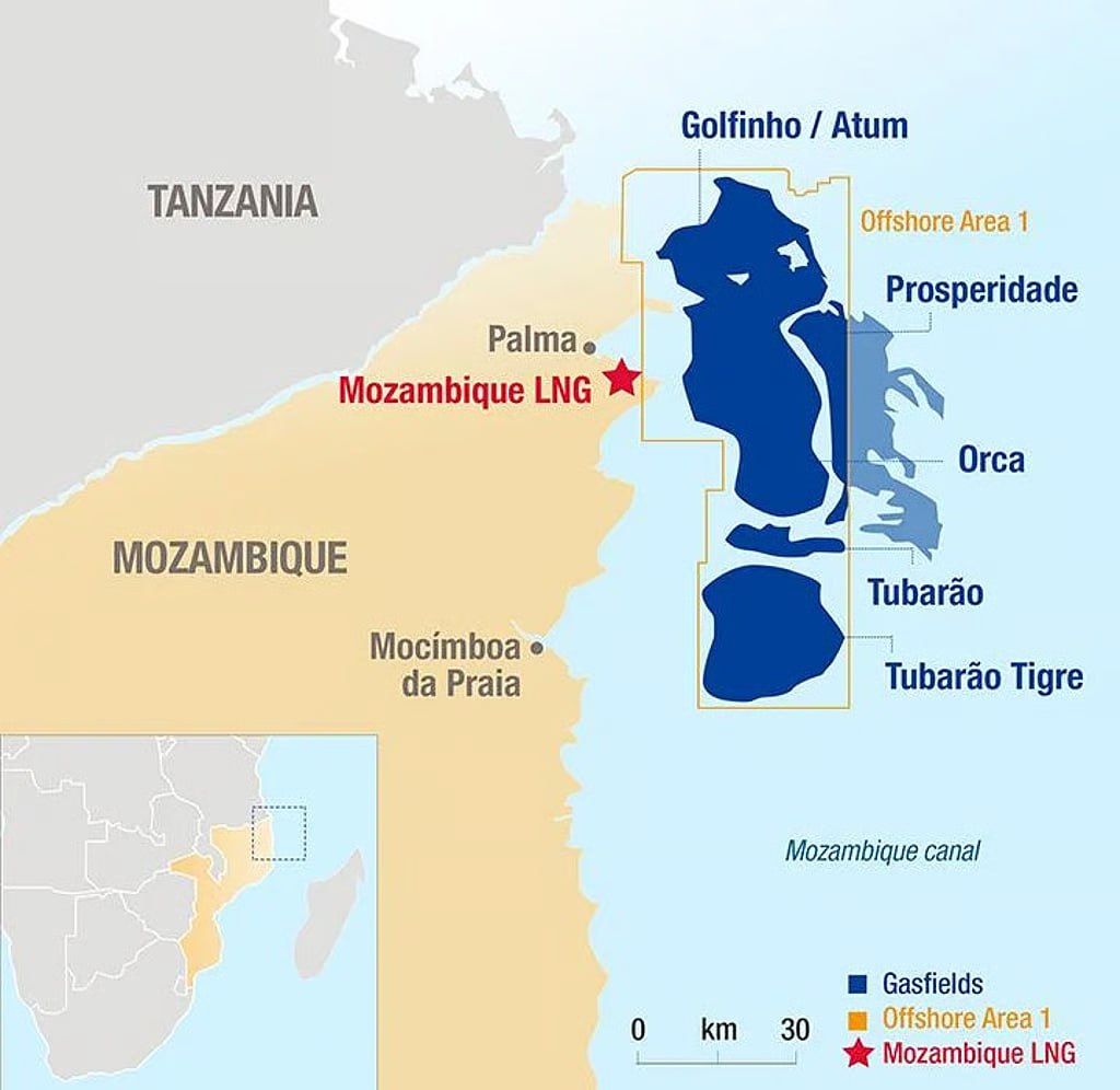 TotalEnergies возобновляет мегапроект Mozambique LNG после четырёхлетнего простоя Французская энергетическая компания TotalEnergies и её партнёры официально сняли режим форс мажора с проекта Mozambique LNG стоимостью 20 млрд спустя четыре года после того как строительство было остановлено из за нападения исламистских боевиков в провинции Кабу Делгаду О решении возобновить проект компания уведомила правительство Мозамбика письмом направленным в пятницу Однако TotalEnergies подчеркнула что реальный перезапуск работ состоится только после утверждения обновлённого бюджета и графика министерским советом страны Перед полным перезапуском проекта Совет министров Мозамбика должен утвердить дополнение к плану развития заявили в компании По обновлённым прогнозам проект мощностью 13 млн тонн СПГ в год выйдет на полную мощность в 2029 году примерно на пять лет позже изначального плана Проект Mozambique LNG расположенный на полуострове Афунги завершён примерно на 40 Оставшиеся работы будут выполняться в режиме ограниченного доступа что подразумевает прибытие персонала исключительно по воздуху или морем из соображений безопасности В консорциум входят TotalEnergies 26 5 оператор проекта Mitsui Япония 20 ENH Мозамбик 15 Bharat Petroleum 10 Oil India 10 ONGC Videsh Индия 10 PTTEP Таиланд 8 5 Почти 90 будущих объёмов газа уже законтрактованы Среди покупателей CNOOC Китай EDF Франция и Shell Великобритания Часть СПГ будет направлена на внутренний рынок Мозамбика через государственную компанию ENH Mozambique LNG стал одним из крупнейших проектов по производству сжиженного природного газа в Африке LNG TotalEnergies France project Maritime News