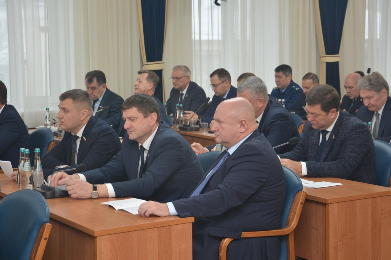 В 2026 году из бюджета Воронежа около 30 млрд рублей направят на социальные нужды На четвертом заседании Воронежской городской думы депутаты приняли в первом чтении проект бюджета города на 2026 год и последующие два года Основные показатели главного финансового документа Воронежа утверждены следующим образом доходы составляют 45 3 млрд рублей расходы 45 9 млрд рублей дефицит бюджета составляет 592 млн рублей около 3 от суммы собственных поступлений Покрыть дефицит планируют остаточными средствами на банковских счетах на начало 2026 года Зампредседателя постоянной комиссии гордумы по бюджету экономике планированию налоговой политике и инвестициям Анастасия Позднякова подчеркнула социальную ориентацию бюджета следующего года Основной приоритет отводится социальным статьям куда направляется значительная доля финансирования порядка 30 млрд рублей Подписывайтесь на канал РИА Воронеж в Max